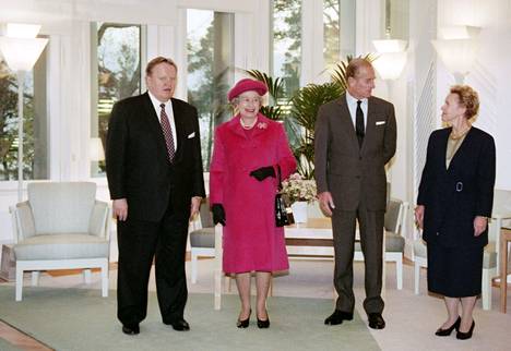 Ahtisaaret ottivat Mäntyniemessä vastaan arvovaltaiset vieraat vuonna 1994.