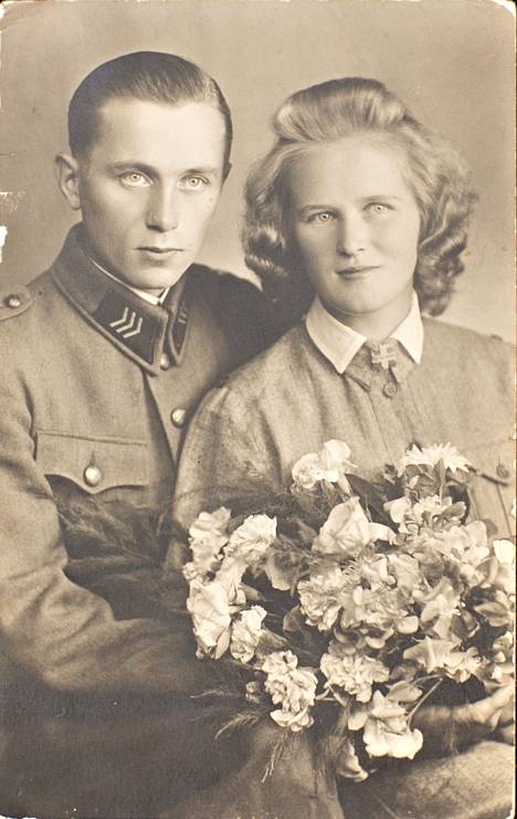 Äiti ja isä. "Vanhempani viettivät häitään Vehmersalmella vuonna 1944. Äiti odotti jo siskoani, ja jatkosota oli loppumassa."