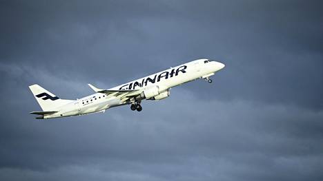 Finnairin matkustajakone ilmassa Helsinki-Vantaalla syyskuussa 2021.