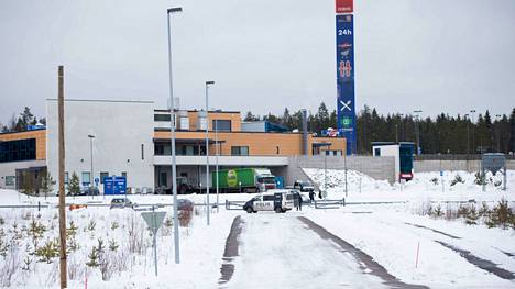 Kivihovi sijaitsee näkyvällä paikalla Helsinki-Turku-moottoritien varrella Suomusjärvellä.