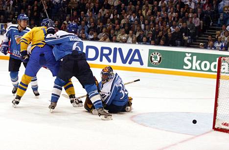 MM-kotikisat 2003: Pasi Nurminen seuraa katsellaan, kun kiekko lipuu maaliin ja Ruotsin nousu huipentuu 6–5-voittomaaliin.
