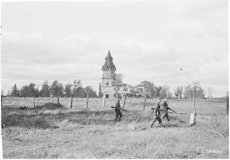 Miehet etenevät asemiin Valkeasaaressa vuonna 1941.