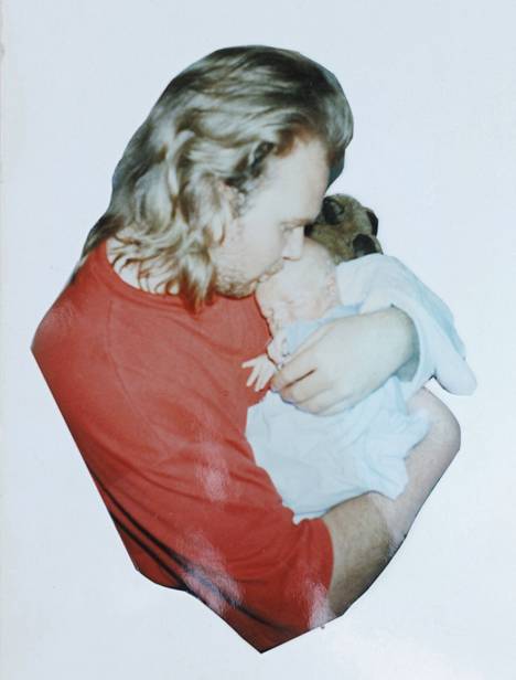 Vuosi 1991. ”Minä ja Olli. Tulin 26-vuotiaana isäksi. Liikuttavaa tämä käsien kokoero.”