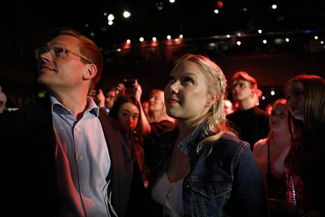 Eurovaaliehdokas Tuulia Pitkänen odotti tuloksia Sdp:n vaalivalvojaisissa Antton Rönnholmin kanssa.