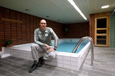 Matti Mattsson ”yhden potkun altaan” äärellä Porissa.