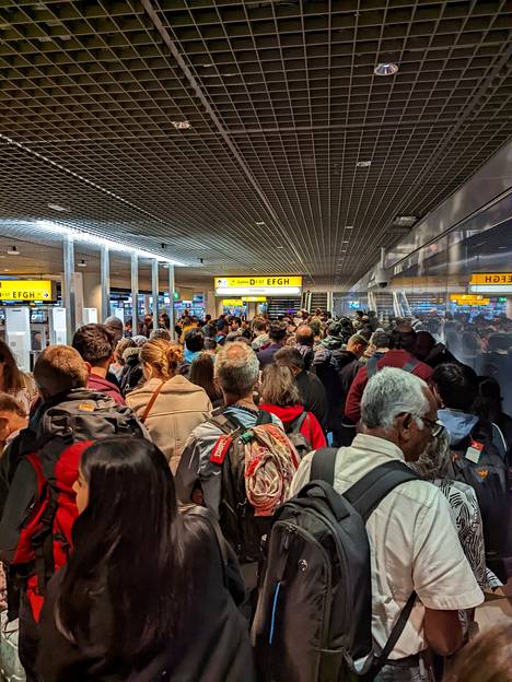 Matkustajia ruuhkassa Amsterdamissa Schipholin lentoasemalla. 