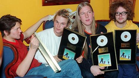 The Rasmus pokkasi Playboys-kakkosalbumistaan kultalevyn. Janne Heiskanen on kuvassa toinen oikealta.