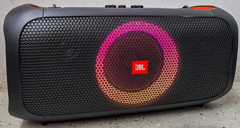 JBL:ssä on näyttävät vilkkuvat ja kiertävät moniväriset valotehosteet, jotka mukailevat musiikkia.