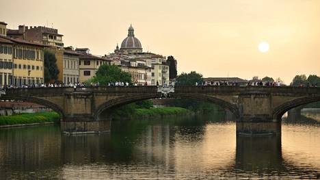 Firenzessä lähdetään verkkaiselle iltakävelylle vanhaankaupunkiin ja Arno-joen varrelle.