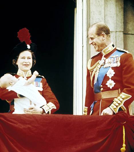 Elisabet ja Philip poseerasivat muutaman kuukauden ikäisen Edwardin kanssa Buckinghamin palatsin parvekkeella kesäkuussa 1964.