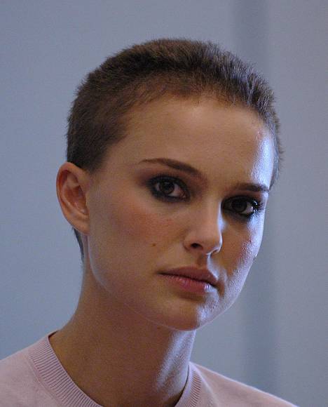 Natalie leikkasi siilin V niin kuin verikosto -elokuvaa varten vuonna 2005. Nyt 13 vuotta myöhemmin tyyli on naisten hiusten hitti.