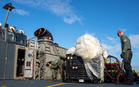 Vakoilupallon osia yhdysvaltalaisen laivan kannella 10. helmikuuta. 