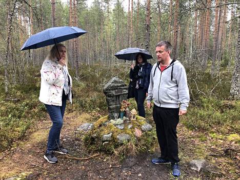 Historioitsija Teemu Keskisarja Kyllikki Saaren suohaudalla yhdessä apulaistensa Eeva Tammen ja Kaisa Kauton kanssa.
