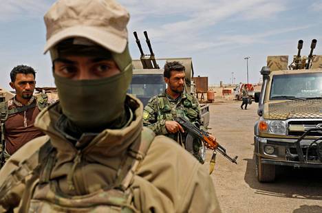 Syyrian joukkojen sotilaita kuvattuna Deir Ezzorin öljykenttien lähettyvillä.