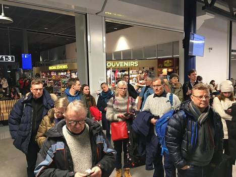 Epätietoisia matkustajia Rovaniemen lentoasemalla. 
