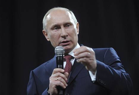 Pääministeri Putin puhuu vaalikampanjansa kokouksessa Moskovassa 7.2.2012 silmin nähden muuttuneena.
