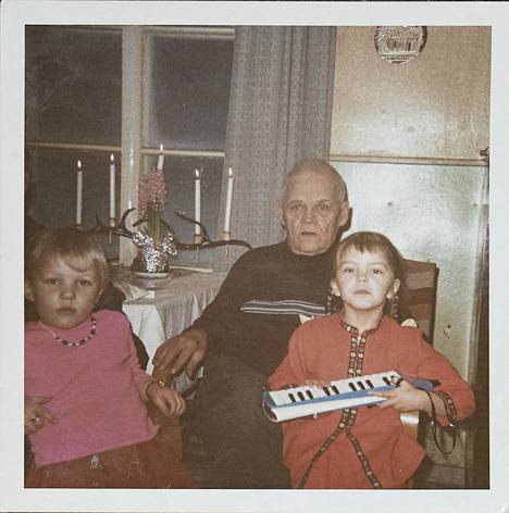 1968. ”Rakas Janne-pappa ja lapsuudenystäväni Tiina. Olen saanut joululahjaksi melodikan.”