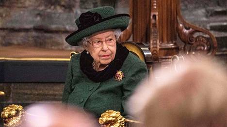 Kuningattaren pukeutumisessa oli koskettava yksityiskohta – rintaneula, joka on lahja prinssi Philipiltä.
