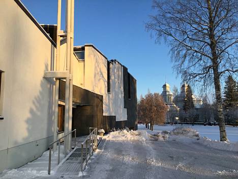 Alajärvellä voi tehdä kierroksen Alvar Aallon suunnittelemien rakennusten perässä. Alajärven kirjasto (vasemmalla) on Alvar Aallon arkkitehtitoimiston viimeinen työ. Se perustuu Aallon 60-luvulla laatimaan hallintokeskussuunnitelmaan. Taustalla Alajärven kirkko.