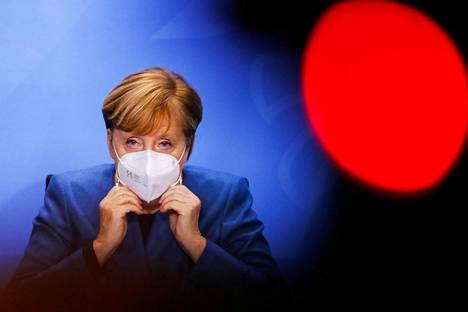 Saksan liittokansleri Angela Merkel asetti maskin kasvoilleen Berliinissä keskiviikkona järjestetyn lehdistötilaisuuden päätteeksi.