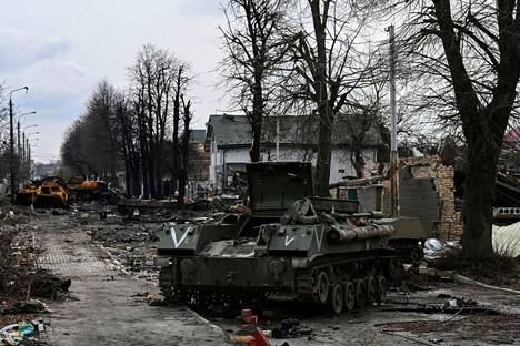 Ukraina tuhosi venäläiskolonnan Butshassa maaliskuun alussa. Joissakin vaunuissa olleet V-merkit on sittemmin tulkittu maahanlaskujoukkojen tunnukseksi. 