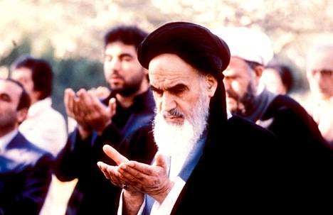 Iranin entinen uskonnollinen johtaja ajatollah Ruhollah Khomeini langetti fatwassa kirjailija Salman Rushdielle kuolemantuomion.