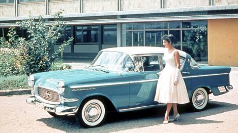 Olihan äiti tyylikäs, mutta Opel Kapitänin mainoskuvassa vuodelta 1958 poseeraa kyllä vieras nainen. Auto on kyllä juuri kuin meidän Opelimme, jonka kyydissä nähtiin Lahti ja Hämeenlinna ja sata muuta ajelukohdetta.