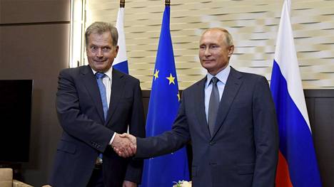 Presidentit Sauli Niinistö ja Vladimir Putin kättelivät Venäjän Sotshissa elokuussa 2018.