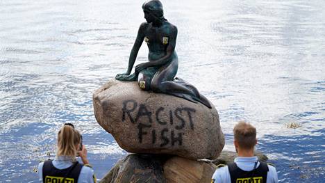 Ikoniseen patsaaseen oli kirjoitettu ”Racist Fish”, eli ”rasistikala”.