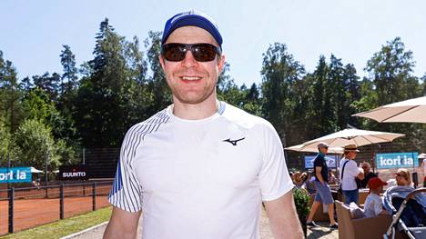 Leo Komarov nautti kesäpäivästä tenniksen parissa.