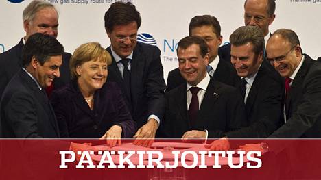 Ensimmäinen Nord Stream -kaasuputki avattiin hilpeässä tunnelmassa vuoden 2011 marraskuussa Saksan Lubminissa. Venttiiliä avaamassa joukko silloisia EU-maiden ja Venäjän johtajia (vasemmalta lukien): Ranskan pääministeri Francois Fillon, Saksan liittokansleri Angela Merkel, Hollannin pääministeri Mark Rutte, Venäjän presidentti Dmitri Medvedev, EU:n energiakomissaari Günther Oettinger sekä Saksan Mecklenburg-Etu-Pommerin osavaltion päämnisteri Erwin Sellering.