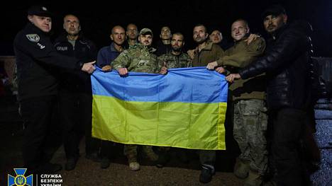Ukrainalaisia sotavankeja, jotka Venäjä luovutti Ukrainaan.