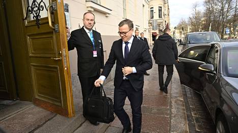 Pääministeri Petteri Orpo (kok) saapui kehysriihineuvotteluihin valtioneuvoston juhlahuoneistoon Smolnaan tiistaina. Tiistaina neuvoteltavana oli enää muutamia yksityiskohtia.