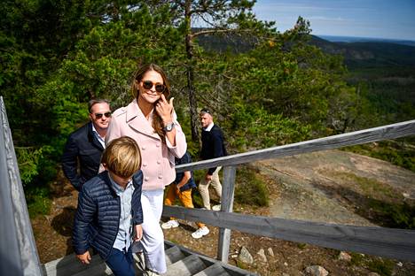 Perhe on vieraillut viime vuosina Ruotsissa harvakseltaan. Tässä he kiipeävät Skulebergetille juhannuksena 2021.