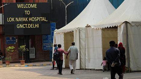 Potilaita saapumassa sairaalaan New Delhissä 28. huhtikuuta 2021.