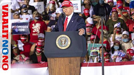 Donald Trump puhui vaalitilaisuudessaan Miamin Opa-Lockan lentokentällä sunnuntaina.