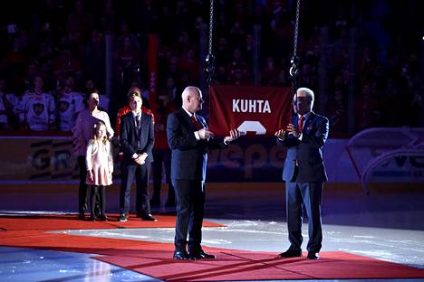 Jääkiekkolegendat Simo Saarinen ja Heikki Riihiranta nostivat Kimmo Kuhdan pelinumeron (9) kattoon Helsingin jäähallissa 26. lokakuuta 2018.