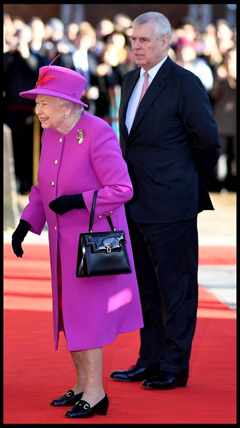 Kuvassa kuningatar Elisabet ja prinssi Andrew joulukuussa 2018. Silloin Andrew teki vielä tiiviisti töitä hovin palveluksessa.