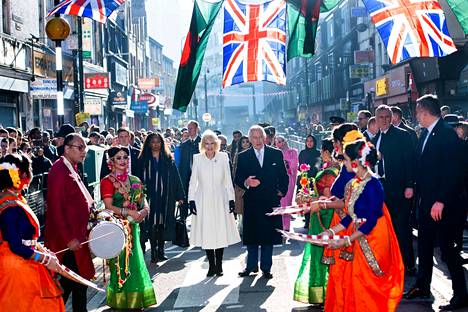 Kuningas Charles ja kuningatar Camilla saivat värikkään vastaanoton Itä-Lontoon Brick Lanen alueella.