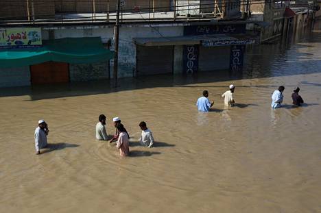 Kolmannes Pakistanista on peittynyt tällä hetkellä tulvien alle. Kuva otettu Nowsherassa sunnuntaina.