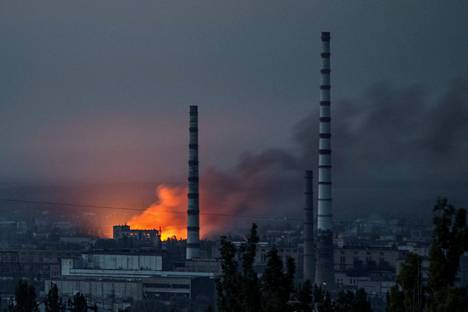 Venäläiset ovat hyökänneet kovalla voimalla Severodonetskissa. Kuvassa Azotin kemikaalitehdas iskun kohteena Severodonetskissa 18.6.