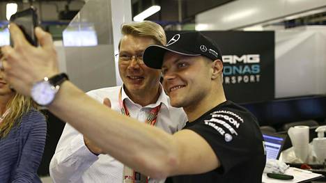 Mersun miehet Mika Häkkinen ja Valtteri Bottas poseerasivat kameralle Abu Dhabissa 2017.