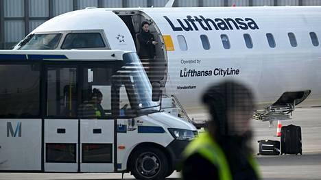 Lufthansan lentokone Munchenin lentokentällä Saksassa 20. helmikuuta 2023.
