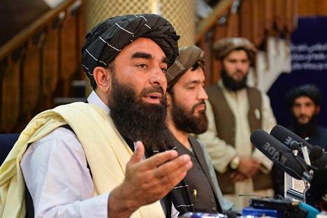 Talebanin tiedottaja Zabihullah Mujahid kuvattiin järjestön pitämässä lehdistötilaisuudessa Kabulissa tiistaina.