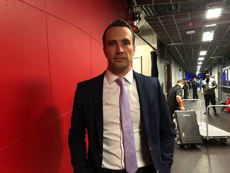 Tuomo Ruutu is in his second season coaching at Florida.  Last year, Colorado's goalie coach Jussie Parkcilla celebrated the Stanley Cup.  Is it the turn of the Finnish coach again?