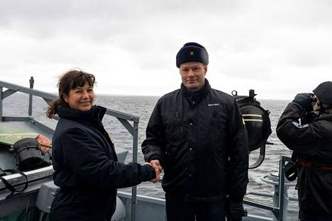 Lippueamiraalit Jeanette Morang ja Jukka Anteroinen tekevät yhteistyötä harjoituksen aikana.