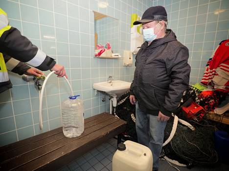 Osmo Saarinen hakee ensimmmäistä kertaa vettä vedenjakelupisteestä Sysmän yhtenäiskoululta.