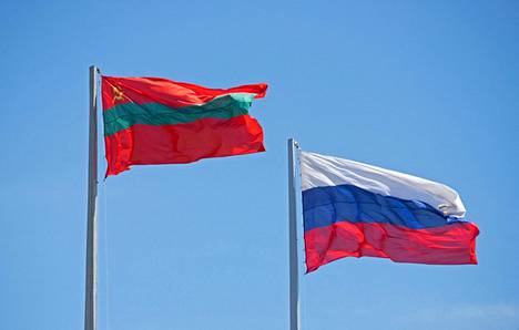 Transnistrian lipussa ovat tutut neuvostosymbolit sirppi ja vasara. Transnistrian ja Venäjän liput liehuivat Tiraspolin kaupungissa toukokuussa 2022. Tiraspol on itsenäiseksi julistautuneen Transnistrian pääkaupunki.