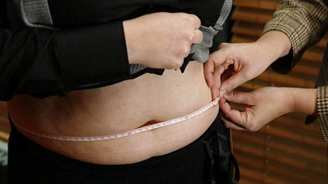 Tuoreen tutkimuksen mukaan lihavuus tappaa miehiä enemmän kuin naisia. Suomalaisprofessorin mukaan tämä selittyy sillä, että miehillä rasva kertyy keskivartalolle.