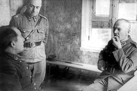 1.  Oesch ja vangittu neuvostokenraali Vladimir Kirpitshnikov 1941. Kirpitshnikov teloitettiin maanpetturina Neuvostoliitossa 1950.  2.  Tali-Ihantalan taistelu. Oeschin sotataito ja peräänantamattomuus estivät katastrofin.  3.  Oesch sai jääkäriupseerikoulutuksen Saksassa ja kävi sotakorkeakoulun Ranskassa. Hän oli jo 1930-luvulla johtavia suomalaisupseereja.